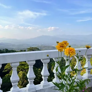 Bellwood Hills & Отель Канди